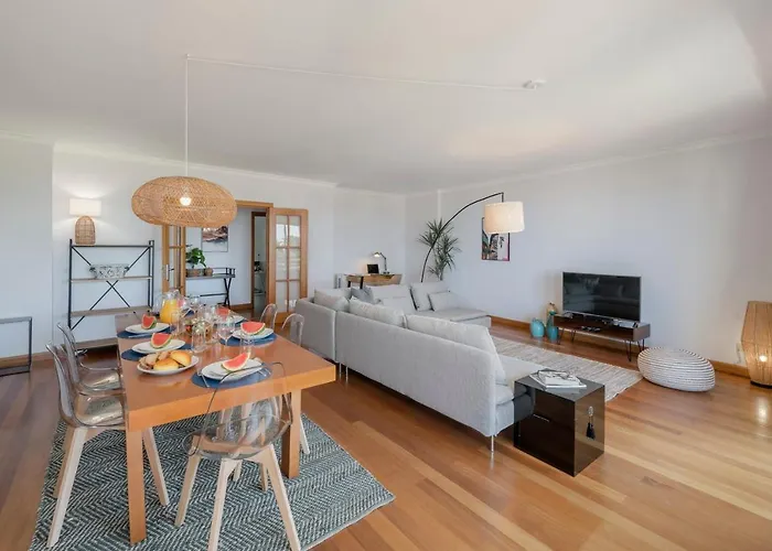 Monumental Place By An Island * 丰沙尔