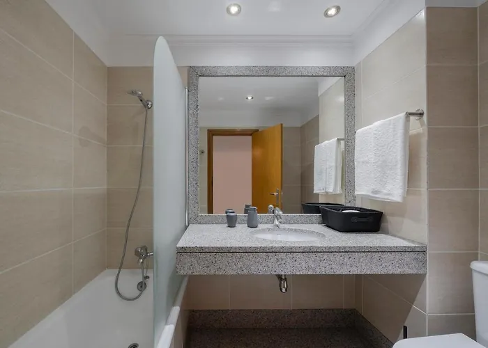 Monumental Place By An Island 丰沙尔